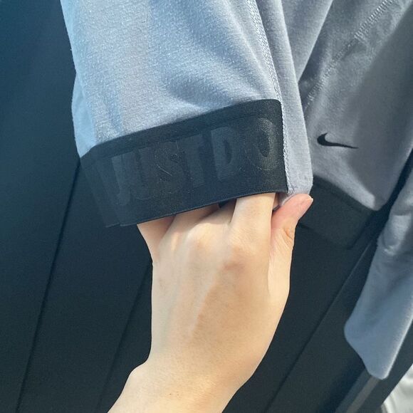 Nike Long Sleeve Work out Top - Picture 2 of 4